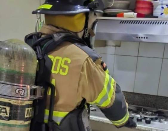 ML | Personal del Benemérito Cuerpo de Bomberos realiza inspección en una cocina.
