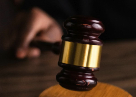 Mantienen detenido a expresentante del Carate