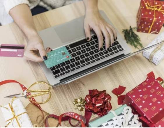 E. Press | Realizan compras en línea.