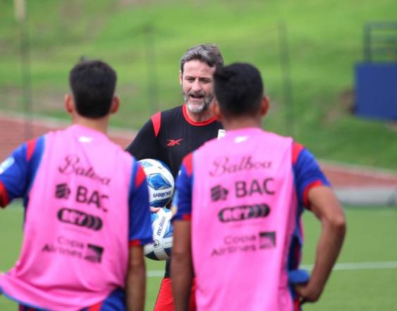 Cortesía | Thomas Christiansen, director técnico de la Selección mayor masculina de fútbol de Panamá, da indicaciones a jugadores en el entrenamiento de ayer.