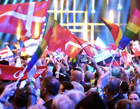 Europa Press | Sostienen banderas en festival.