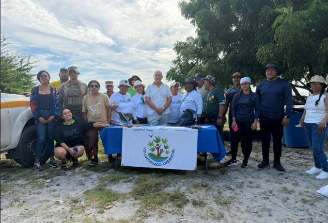 Impulsan jornada de limpieza y educación ambiental en Playa La Ensenada por el Día del Voluntario Ambiental