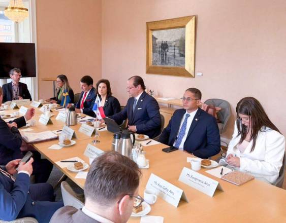 Canciller panameño se reúne con parlamentarios suecos