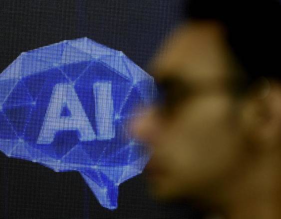 INDRANIL ADITYA / NurPhoto via AFP | Pantalla con un logotivo de inteligencia artificial.