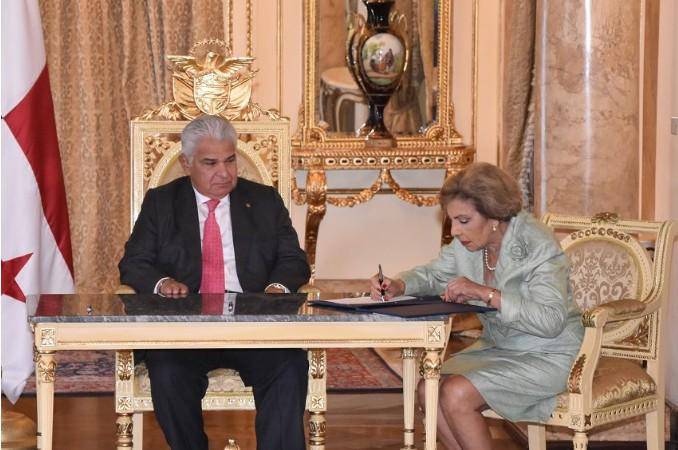 la transparencia”, Mayín Correa