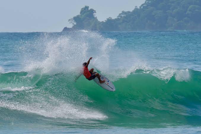 Asociación de Surf recolecta víveres para deportistas afectados
