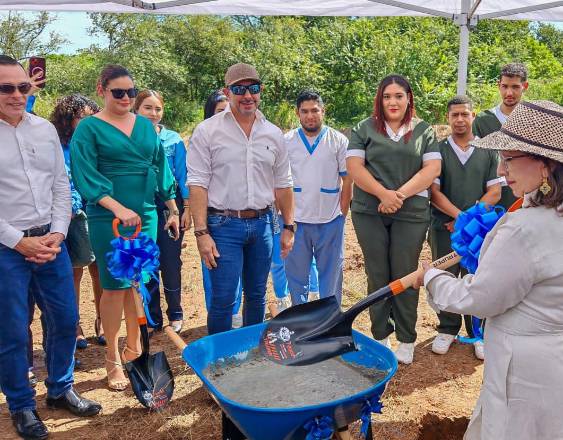 Cortesía | La rectora con autoridades académicas y estudiantes.