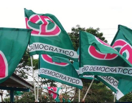 ML | Banderas del partido.