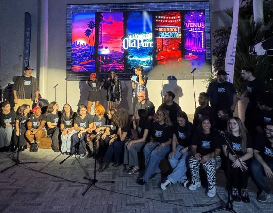 Todo el elenco de la obra “Rock of Ages Inmersivo”.