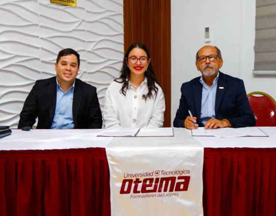 ML | Autoridades en la firma del convenio.