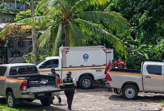Cortesía redes sociales | Autos de Criminalística en el área del hallazgo.