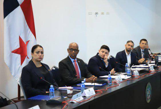 Cortesía | Comisionados escuchan las ponencias.