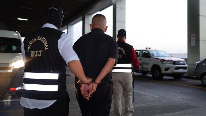 Detienen a un hombre acusado de reclutar jóvenes para guerra entre Rusia y Ucrania