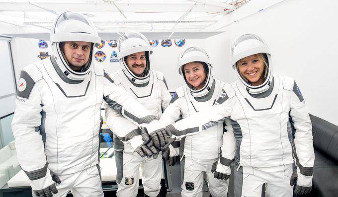 Cuatro astronautas llegan a la EEI tras evacuación médica