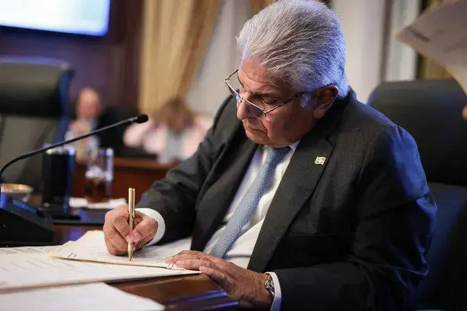 Mulino sanciona leyes que reforman el sistema judicial, benefician a estudiantes en el extranjero y crean la Ruta del Trapiche