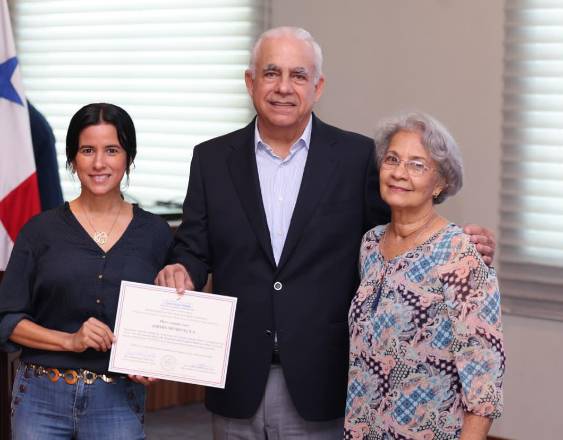ML | Roberto Linares, ministro del MIDA, entrega certificados.