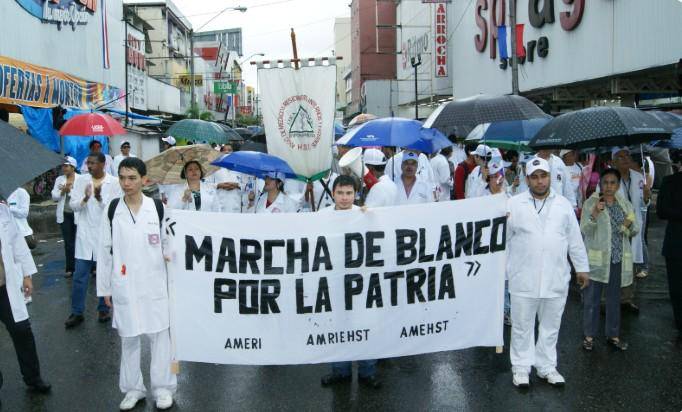 Comenenal exige reintegro de médicos destituidos