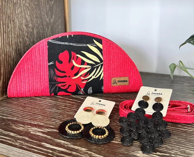 Zhana Accesorios apuesta por vender bolsos y aretes únicos