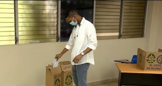 Cortesía | Un estudiante ejerciendo su voto.