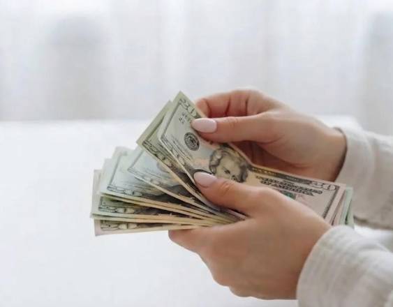 Eliminan cobro de comisiones bancarias desde enero de 2027
