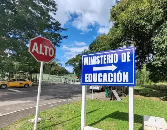 ML | Calle de acceso a la sede principal del Ministerio de Educación.
