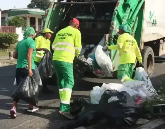 Cortesía | Personal de la Autoridad de Aseo Urbano y Domiciliario (AAUD) recogiendo basura en las calles de San Miguelito.