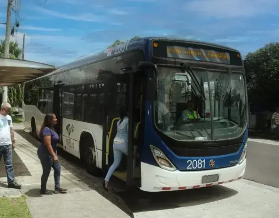 ML | Usuarios abordando un Metrobus.