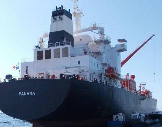 AFP | Buque transita por el mar.