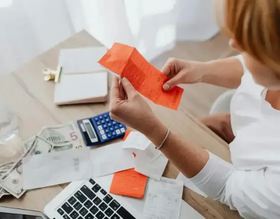 Pexels | Una mujer revisa su factura.