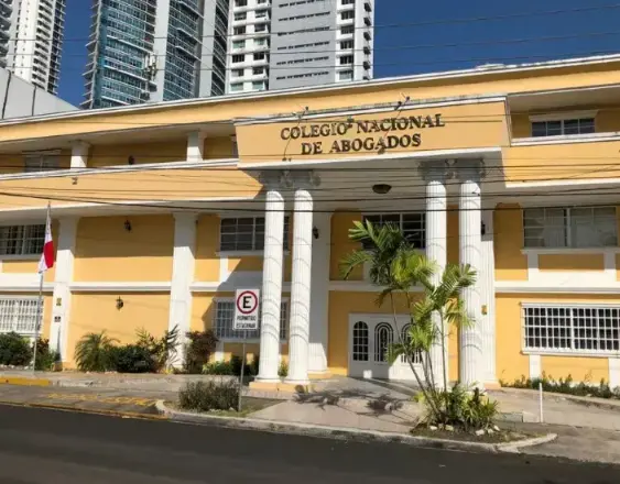 Colegio de Abogados denuncia práctica ilegal en trámites migratorios