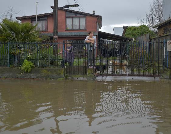 Dos mujeres se encuentran en su casa, situada en una zona inundada de la ciudad costera de Arauco.