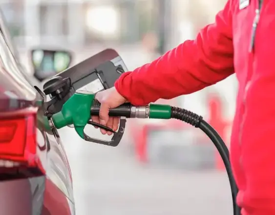 Pixabay | Una persona echa gasolina a su auto.