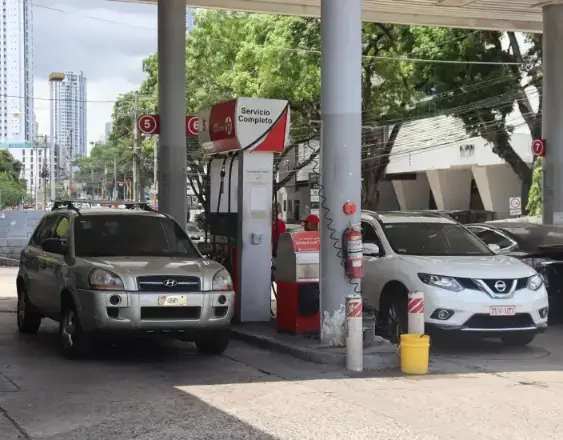 ML | Una estación de combustible.