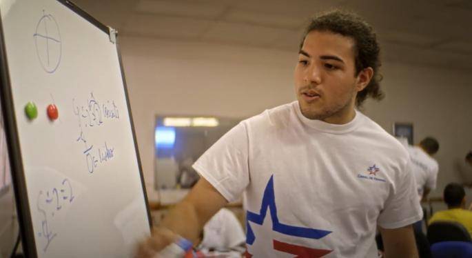 $!Ayudinga también cuenta con clases presenciales. Aquí vemos a un voluntario en un salón de clases en Panamá.