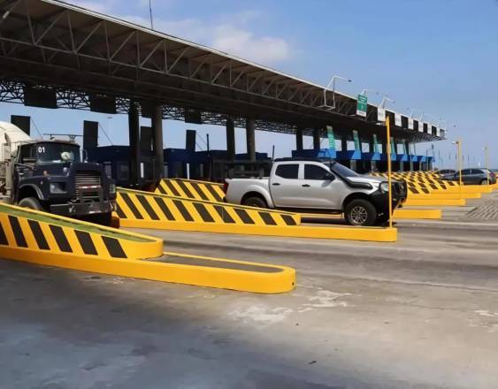 ML | Varios vehículos transitando por la vía del Corredor Sur.