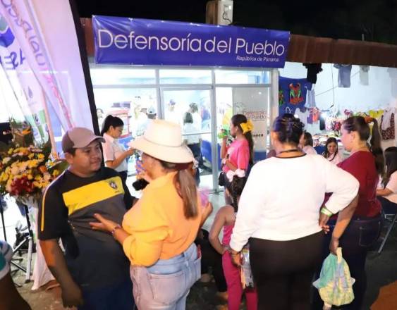 ML | Personal de la Defensoría del Pueblo en un stand.