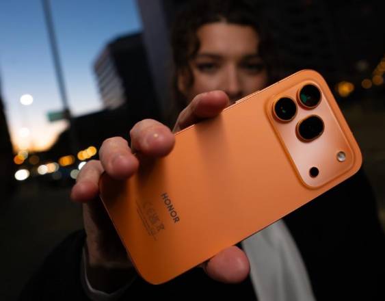 Smartphone de la serie HONOR 600 en color naranja.