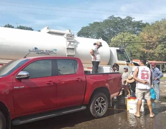 Cortesía | Un carro cisterna lleva agua a las personas en la región de Azuero, tras la crisis.