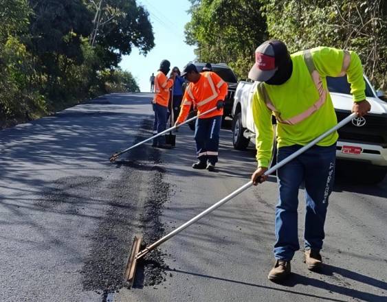 ML | Personal del Ministerio de Obras Públicas reparando una calle.