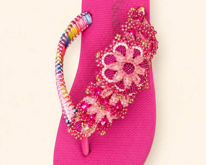 Sandalias con diseños de tembleques, emprendimiento que resalta la cultura
