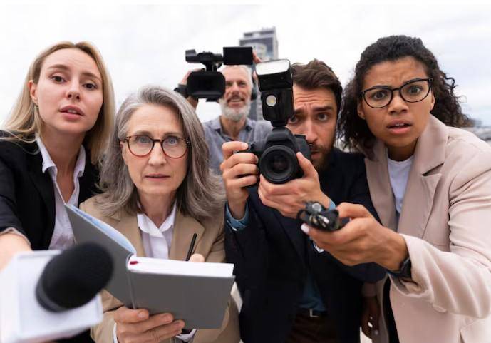 Freepik | Periodistas en el campo laboral.