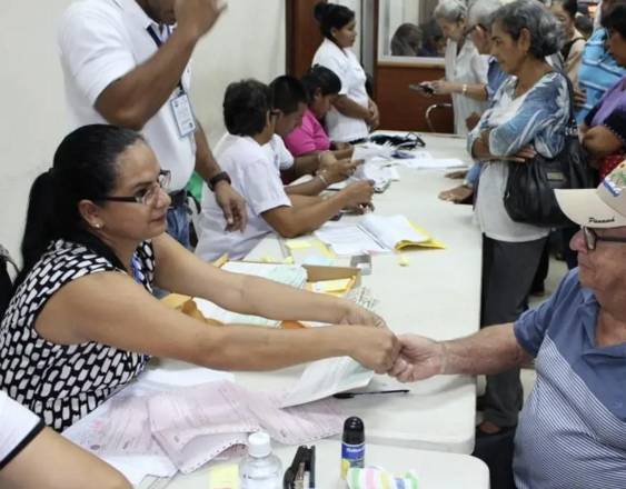 ML | Personas reciben el CEPADEM.