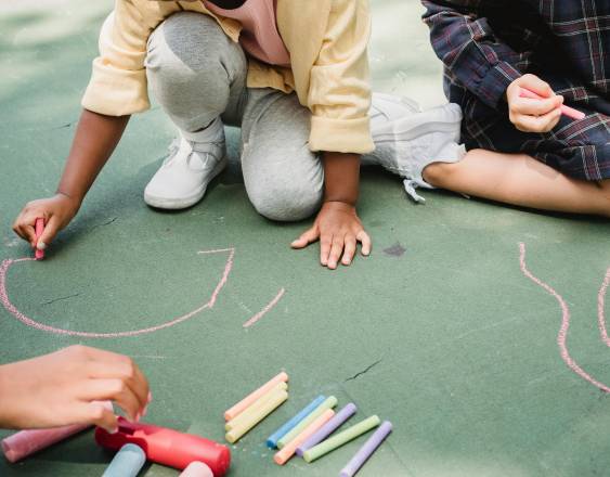 ML | Niños jugando a dibujar.