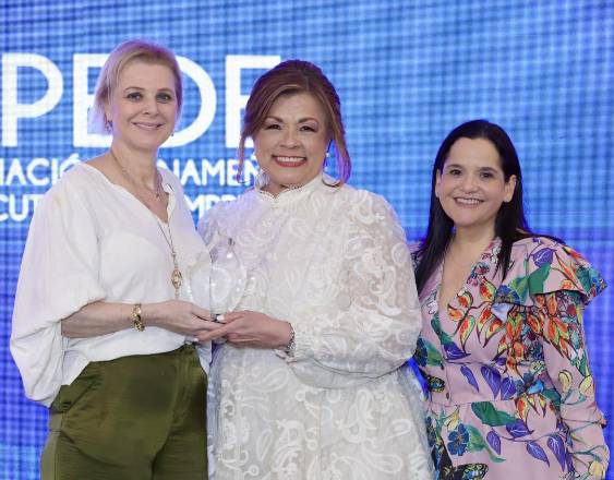 APEDE reconoce a Marta Cristina Lasso como Mujer Destacada del Año