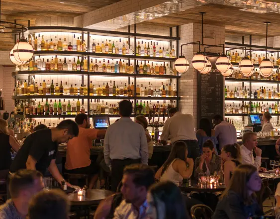 PIXABAY | Varias personas en un restaurante compartiendo en familia o con amistades.