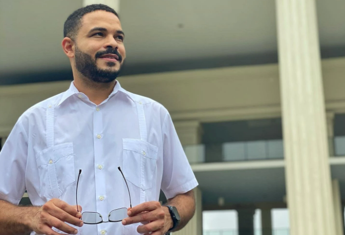 Evalúan demanda de inhabilitación contra Betserai Richards; el candidato se defiende