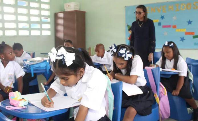 Docentes y estudiantes regresan a las aulas