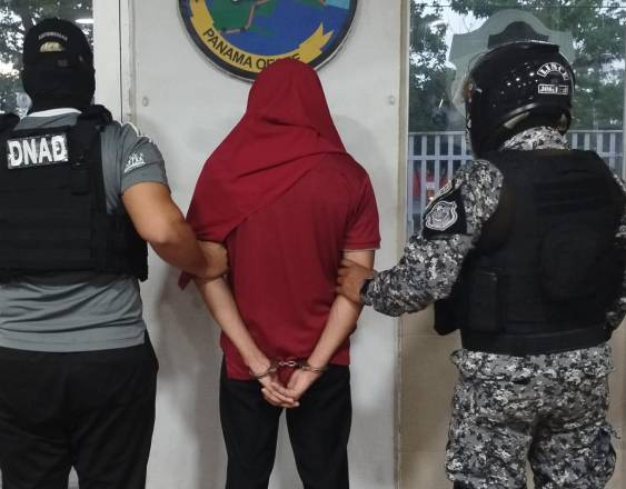ML | Unidades de la Policía arrestan a un hombre.