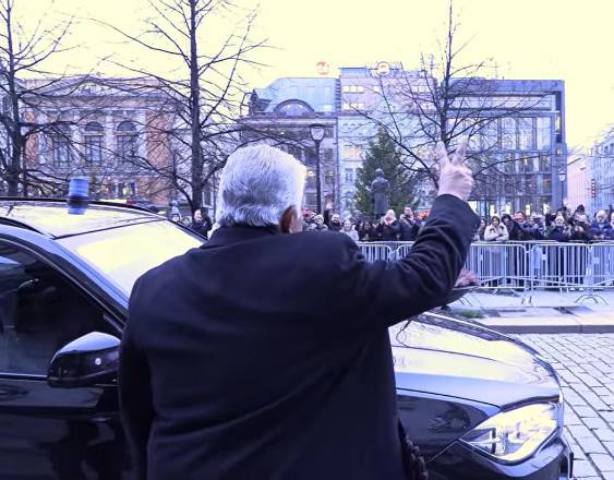 ML | Venezolanos ovacionan al presidente Mulino.