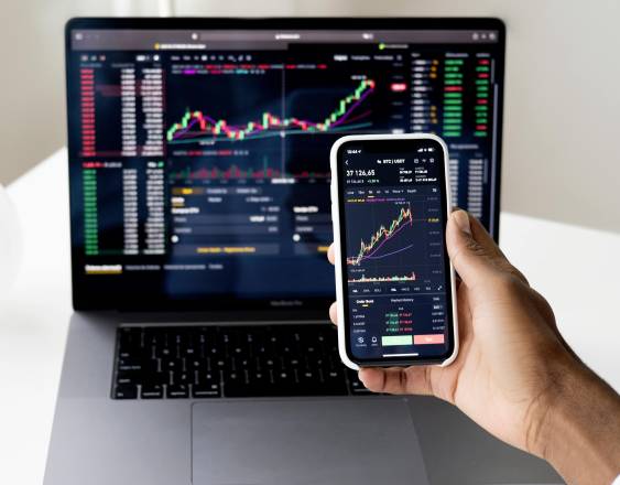 Pexels | Gráficas comerciales en una computadora y en un teléfono.